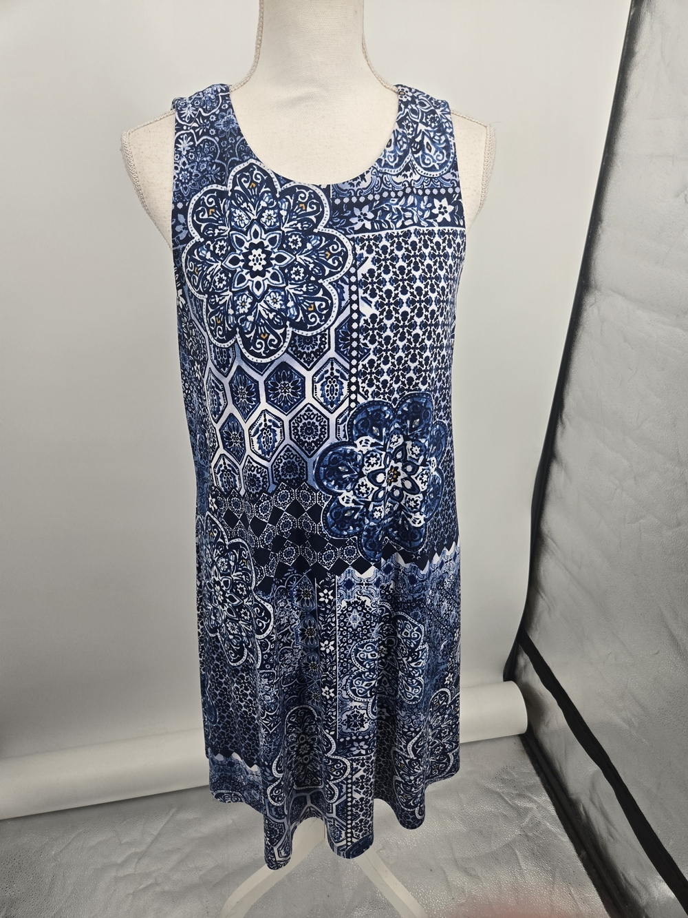 Anne Klein Blue and White Mosaic Print Sleeveless Mini Dress Size 12 (8607)